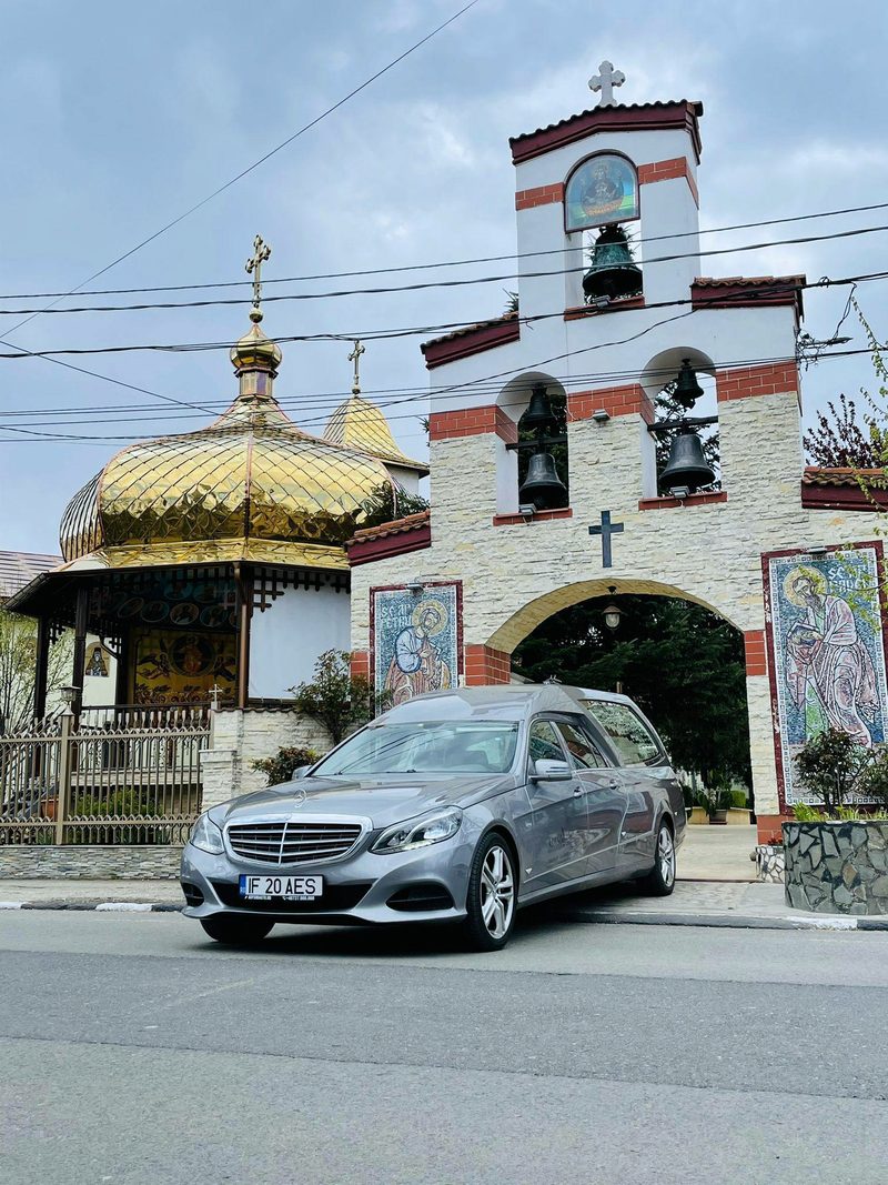 Катафалк Mercedes біля церкви перед церемонією прощання з померлим