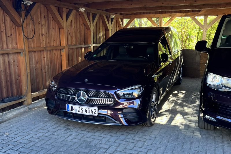 Ритуальний автомобіль Mercedes для наземного перевезення урни з аеропорту до України